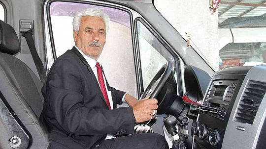 Devlet dairesinden emekli oldu, takım elbisesinden emekli olamadı