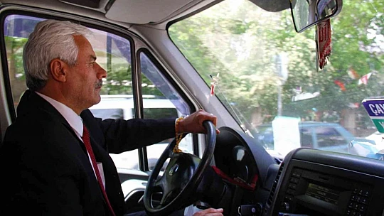 Devlet dairesinden emekli oldu, takım elbisesinden emekli olamadı