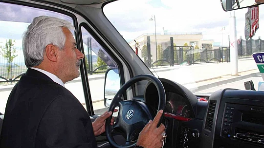 Devlet dairesinden emekli oldu, takım elbisesinden emekli olamadı