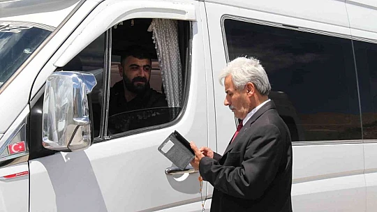 Devlet dairesinden emekli oldu, takım elbisesinden emekli olamadı