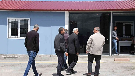 Devlet dairesinden emekli oldu, takım elbisesinden emekli olamadı