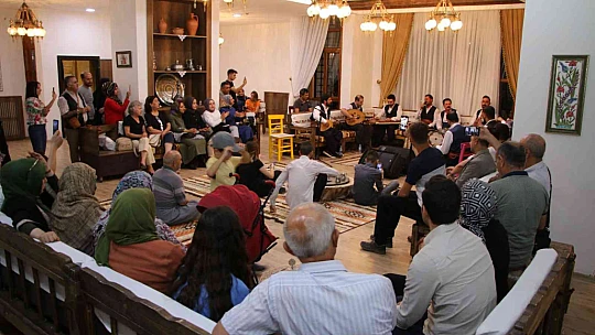 Dinleyenleri mest eden Kürsübaşı, vatandaşlar tarafından yoğun ilgi görüyor
