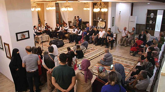 Dinleyenleri mest eden Kürsübaşı, vatandaşlar tarafından yoğun ilgi görüyor