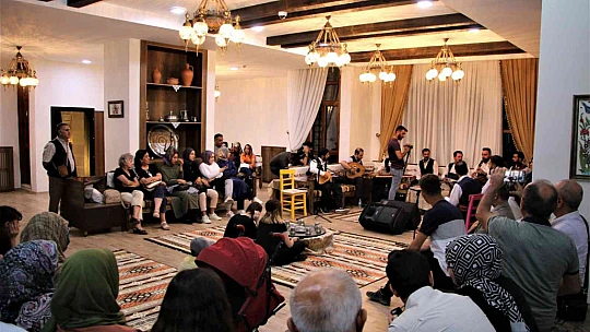 Dinleyenleri mest eden Kürsübaşı, vatandaşlar tarafından yoğun ilgi görüyor