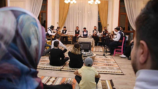 Dinleyenleri mest eden Kürsübaşı, vatandaşlar tarafından yoğun ilgi görüyor