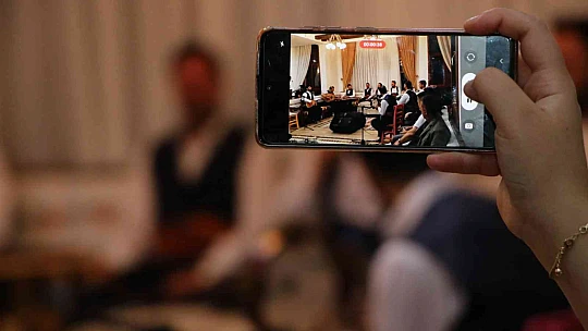 Dinleyenleri mest eden Kürsübaşı, vatandaşlar tarafından yoğun ilgi görüyor