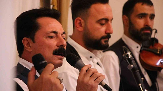Dinleyenleri mest eden Kürsübaşı, vatandaşlar tarafından yoğun ilgi görüyor