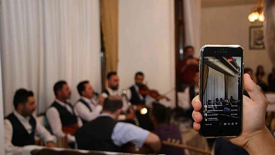 Dinleyenleri mest eden Kürsübaşı, vatandaşlar tarafından yoğun ilgi görüyor
