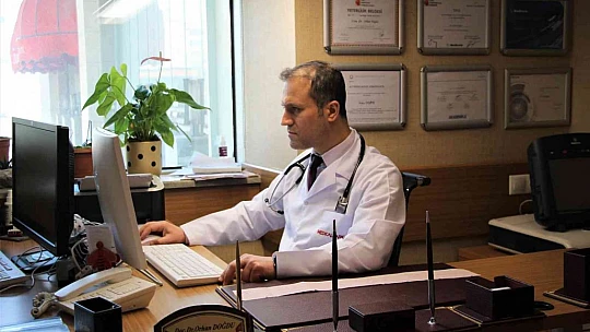 Doç. Dr. Doğdu: 'Kalp hastaları ilaçlarını aksatmadan bol sıvı tüketerek oruç tutabilirler'