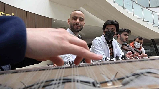 Doktor ve öğrencilerin 'Korosu' şiddete karşı sağlıkçıların sesi oldu
