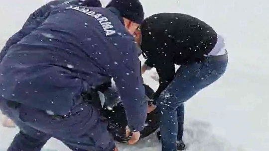 Donmak üzereydi, kar üzerinde baygın haldeyken son anda kurtarıldı