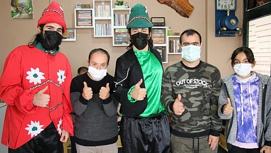 Down sendromlu iki arkadaşa doğum günü sürprizi