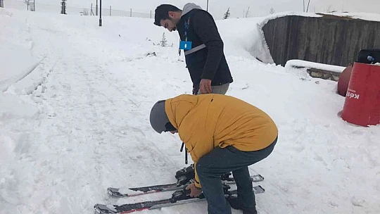 Drone pisti kar yağınca kayak pisti oldu, öğrenciler doyasıya eğlendi