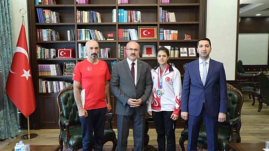Dünya şampiyonu Sıla Kartal, Vali Toraman ile bir araya geldi