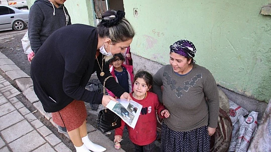 Ebru öğretmen kayıp kedisini sokak sokak arıyor