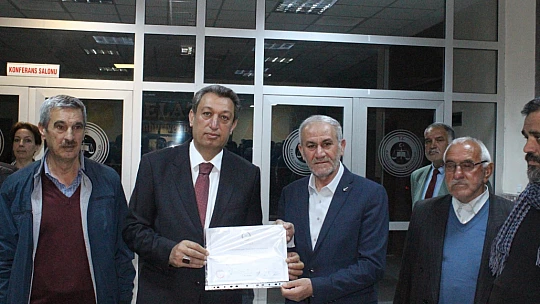 Sivrice Belediye Başkanı Ebubekir Irmak mazbatasını aldı