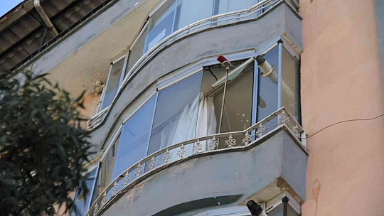 Ekmek sırası beklerken başına düşen cam parçaları ile yaralandı