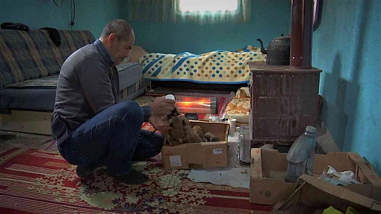 Eksi 3 derecede bulduğu 7 yavru köpeği evine getirip, sobanın önünde biberonla beslemeye başladı