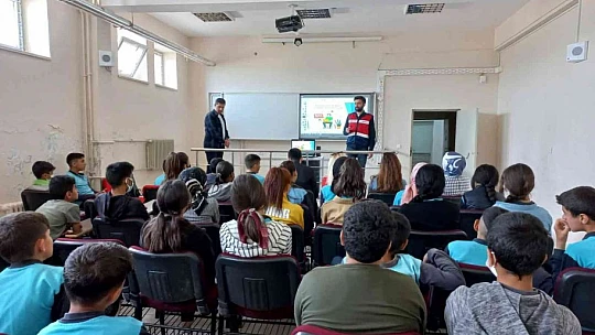 Elazığ 'da 11 okuldan 670 öğrenci ve 39 öğretmene siber farkındalık eğitimi verildi