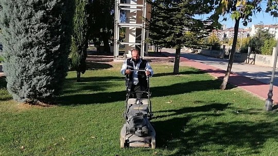 Elazığ Belediyesi çim biçme çalışmalarını aralıksız sürdürüyor