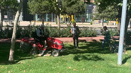 Elazığ Belediyesi çim biçme çalışmalarını aralıksız sürdürüyor