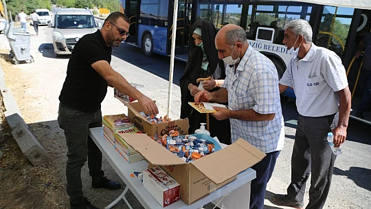 Belediye'den Su ve Lokum İkramı