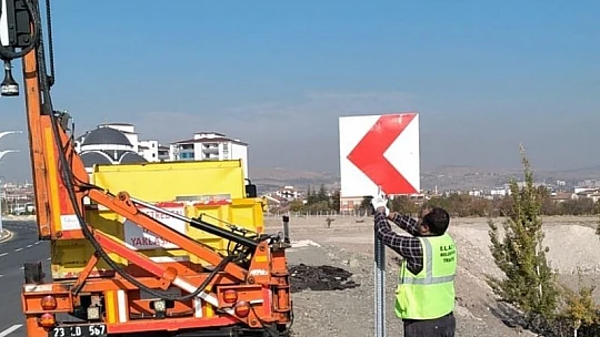 Elazığ Belediyesi yön levhalarını yeniliyor