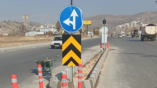 Elazığ Belediyesi yön levhalarını yeniliyor