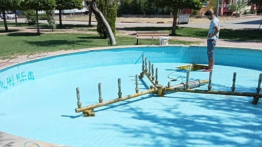 Elazığ Belediyesinden süs havuzları temizliği