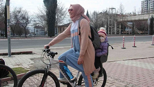 Elazığ Bisiklet Topluluğundan en anlamlı tur: Hem spor yaptılar hem de sokak hayvanlarını beslediler