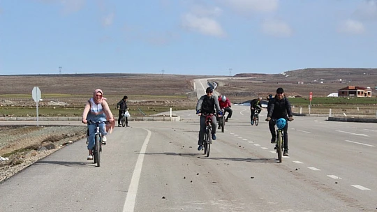 Elazığ Bisiklet Topluluğundan en anlamlı tur: Hem spor yaptılar hem de sokak hayvanlarını beslediler