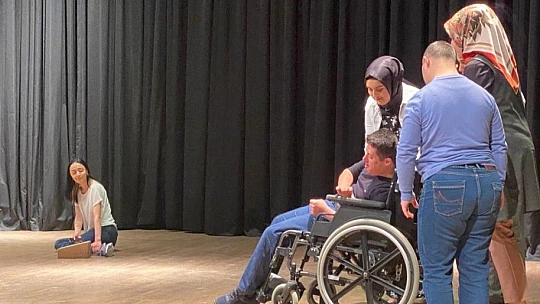 Elazığ'da  'Bir tek engel biz miyiz' adlı tiyatro oyunu sahnelendi