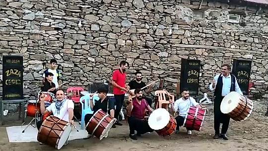 Elazığ'da 'Davulcu tutulması': 5 davulcunun şovu kameralarda