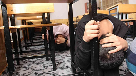 Elazığ'da 'Deprem Anı, Çök Kapan Tutun ve Tahliye' tatbikatı yapıldı