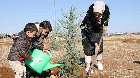 Elazığ'da 'Geleceğe Nefes Dünyaya Nefes' etkinliğinde 23 bin fidan toprakla buluştu