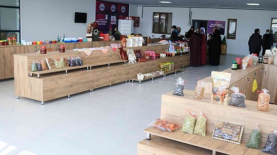 Elazığ'da 'Hayme Ana Kadınlar Semt Pazarı' hizmete girdi