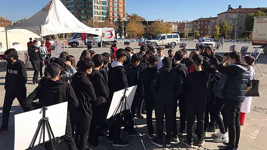 Elazığ'da 'Kızılay Sokağı' ve fotoğraf sergisi açıldı