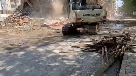 Korna sesi ile 4 katlı bina yıkıldı