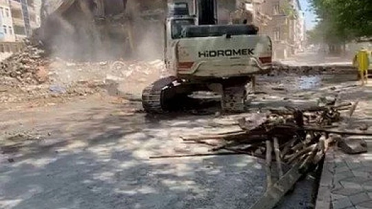 Korna sesi ile 4 katlı bina yıkıldı