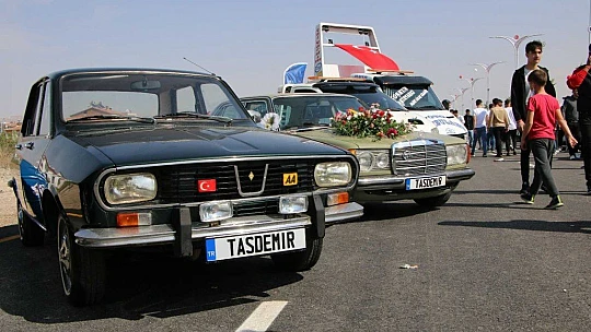 Elazığ'da 'Modifiyeli Araç ve Motosiklet Festivali' renkli görüntülere sahne oldu
