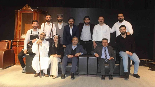 Elazığ'da 'Newiş Newişe' tiyatro oyunu büyük ilgi gördü