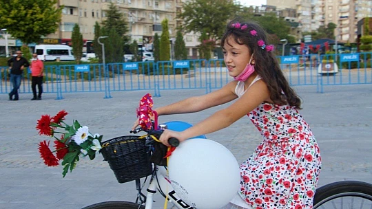 Elazığ'da 'Süslü Kadınlar' Otomobilsiz Kentler Günü için pedal çevirdi