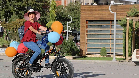 Elazığ'da 'Süslü Kadınlar' Otomobilsiz Kentler Günü için pedal çevirdi