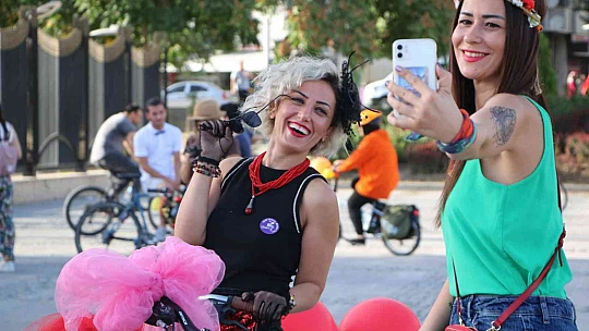 Elazığ'da 'Süslü Kadınlar' Otomobilsiz Kentler Günü için pedal çevirdi