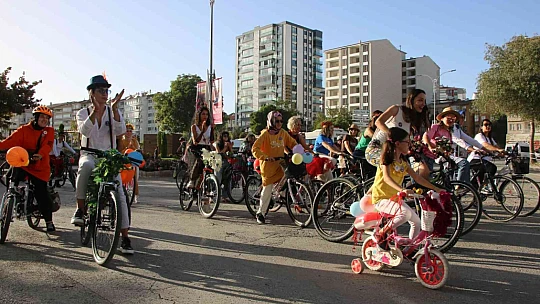 Elazığ'da 'Süslü Kadınlar' Otomobilsiz Kentler Günü için pedal çevirdi