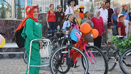 Elazığ'da 'Süslü Kadınlar' Otomobilsiz Kentler Günü için pedal çevirdi
