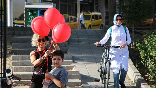 Elazığ'da 'Süslü Kadınlar' Otomobilsiz Kentler Günü için pedal çevirdi