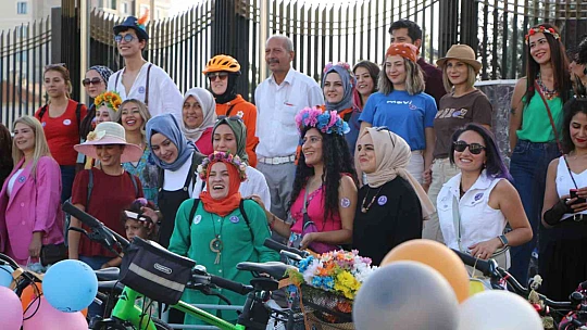 Elazığ'da 'Süslü Kadınlar' Otomobilsiz Kentler Günü için pedal çevirdi