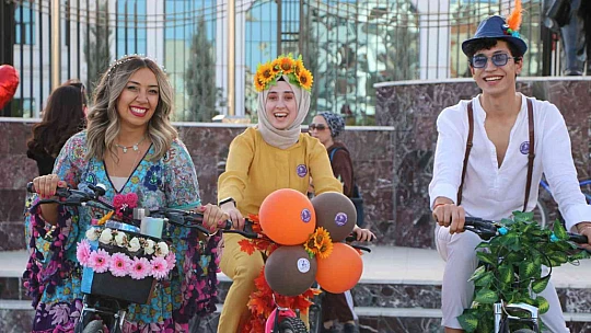 Elazığ'da 'Süslü Kadınlar' Otomobilsiz Kentler Günü için pedal çevirdi