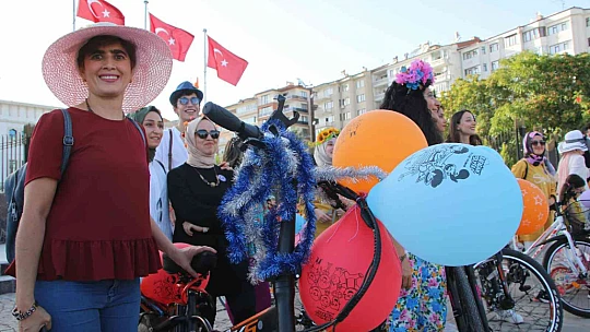 Elazığ'da 'Süslü Kadınlar' Otomobilsiz Kentler Günü için pedal çevirdi
